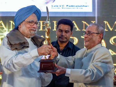 Pranab Mukherjee lauds Manmohan Singh's leadership in ushering in economic growth, political stability