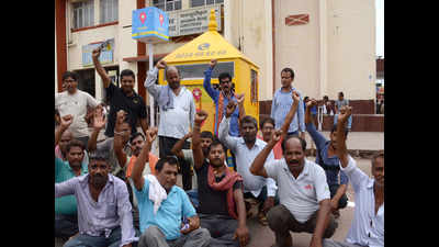 Auto drivers protest app-based taxi service