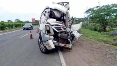 Three killed, 10 injured in 2 accidents