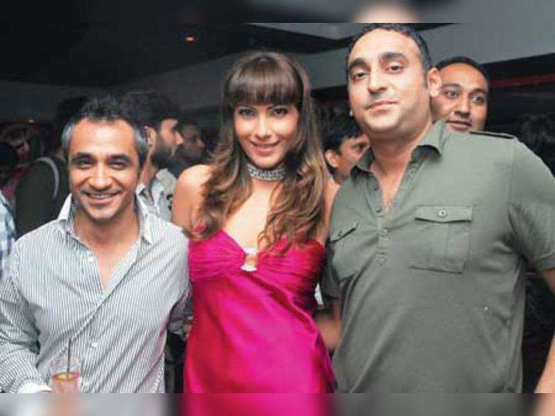 Party Hoppers At Double Decker S Launch Events Movie News Times Of India