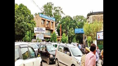 Traffic halts in heart of Lucknow due to VIP movement