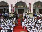 Huge crowd gathers to pay last respects to Karunanidhi