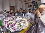 PM Modi pays his last respects