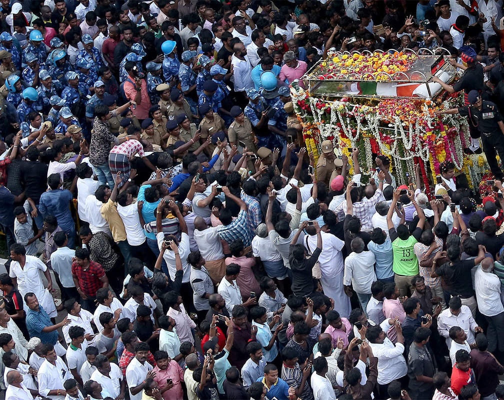 
Video: Karunanidhi laid to rest with full state honours at Marina Beach
