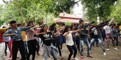 Flash mob takes FTII open day visitors by surprise