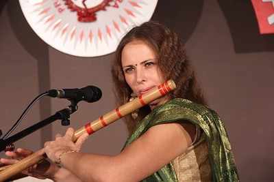 Tabla-flute jugalbandi by foreign artists in city