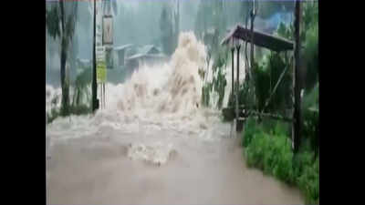 Kerala floods: Dramatic visuals of monsoon fury caught on camera