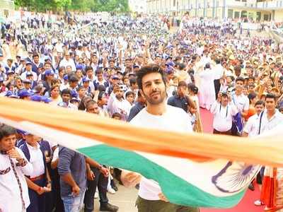 Kartik Aaryan celebrates Independence Day with kids from his school in Gwalior