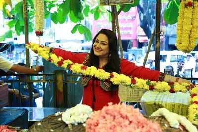 Priyanka Upendra turns flower seller for TV show