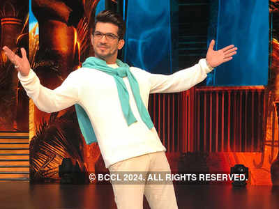 Arjun Bijlani goes the Shah Rukh Khan way on 'Dance Deewane'