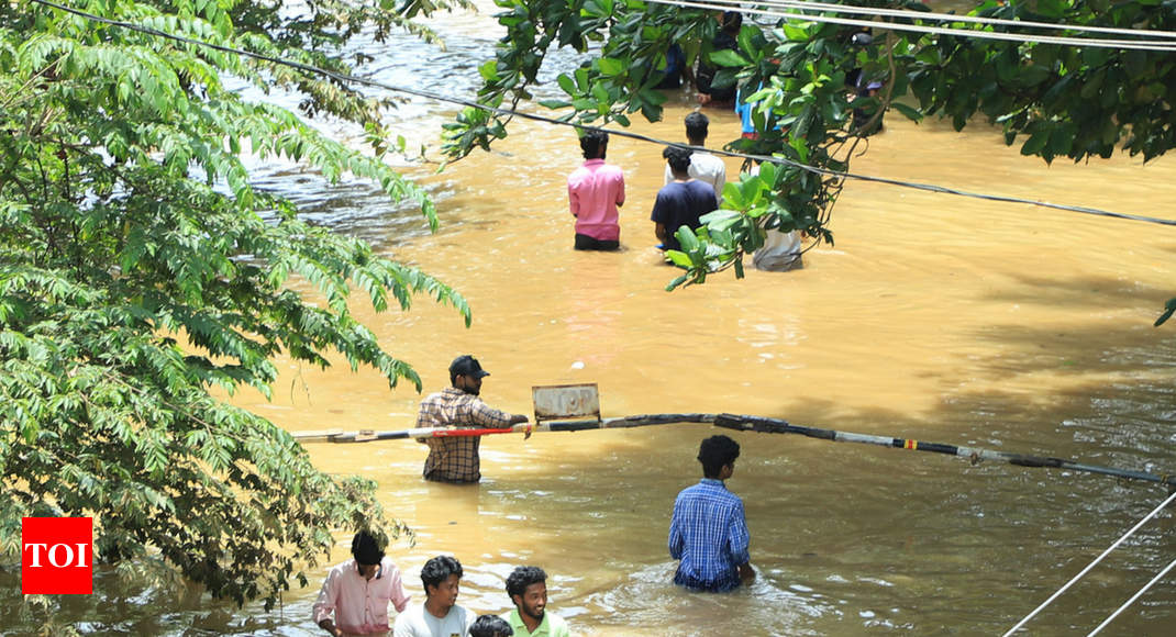 Kerala Floods: Southern Naval Command Deploys 40 Teams For Rescue ...