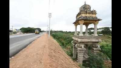 Historians, citizens decry apathy towards gopuram on Mysuru-Nanjangud Road