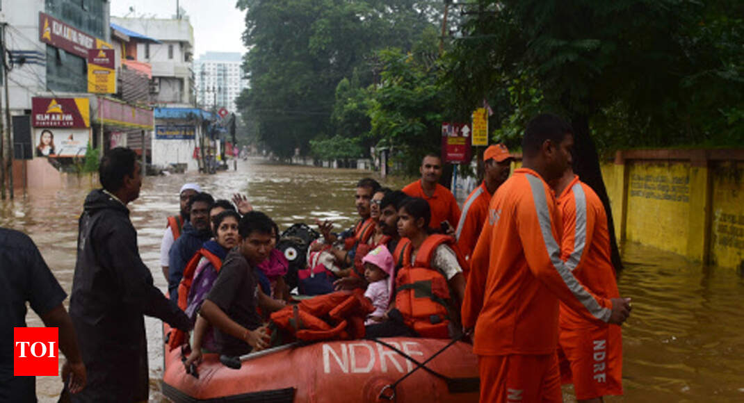 Kerala floods: Rescue efforts hampered by lack of boats | Kochi News ...