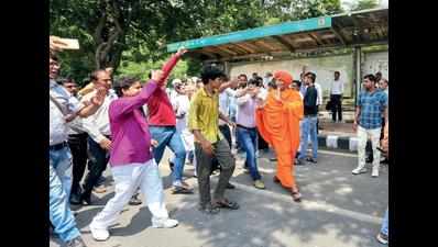Agnivesh heckled, cops come to his rescue