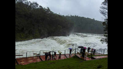 Incessant rainfall affects life in Ooty, Gudalur