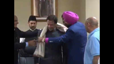 Sidhu meets Imran Khan and Pak Army chief, says they want peace with India