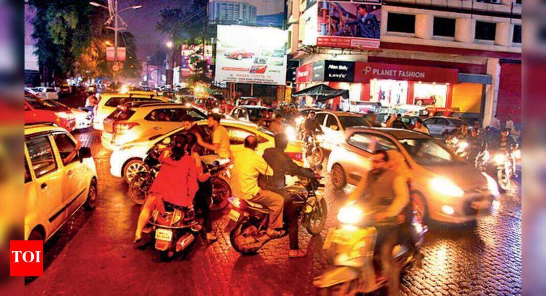 Traffic snarls on College Road a common sight, traders irked Nashik