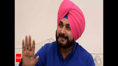 Hug controversy: Support for Navjot Singh Sidhu grows across board