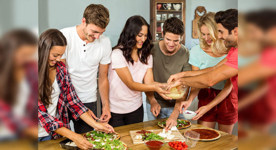 Reasons why eating while standing is a bad habit