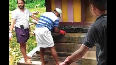 Muslim youths help clean flood-hit temples