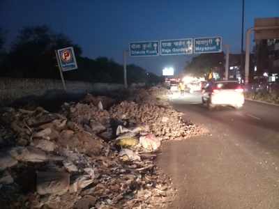 Debris, garbage thrown at Loha Mandi bus stop