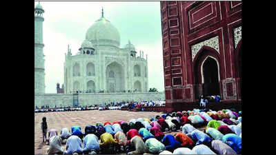 Namazis at Taj Mahal drop from 15,000 to 5,000