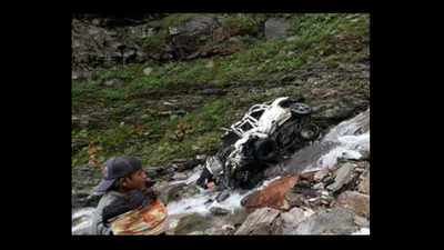 11 killed as vehicle falls down gorge near Rohtang
