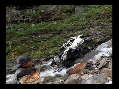 11 killed as vehicle falls down gorge near Rohtang