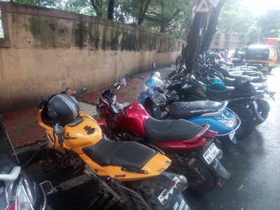Un authorised parking near s m shetty school,powai