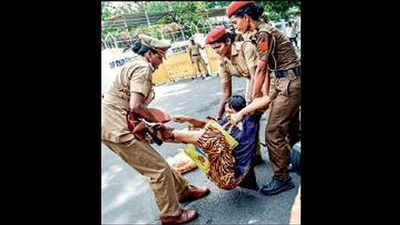 Evicted ashram inmate tries to meet Kiran Bedi, bites cop