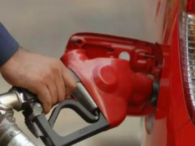 Diesel price scores a record, petrol clambers up on falling rupee