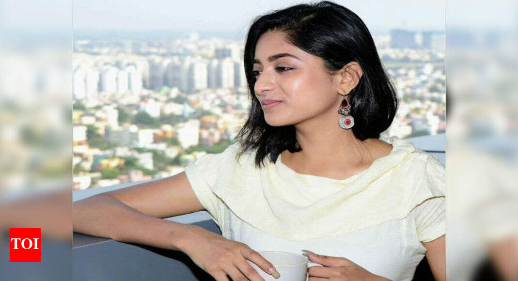 Will Ishaa Saha learn the art of knitting in time? Bengali Movie News