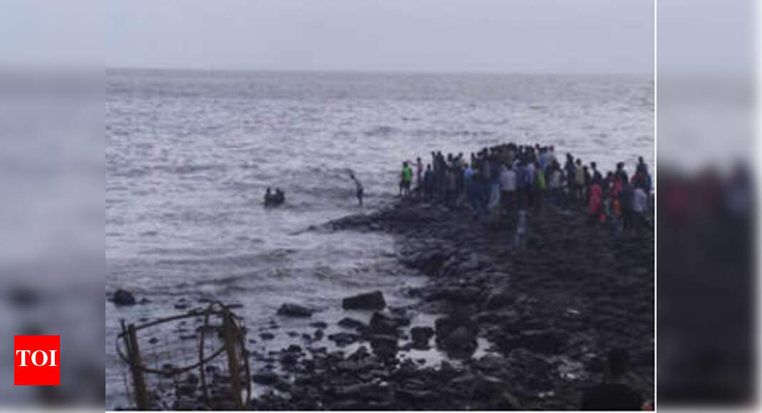 Two clean-up marshals save drowning woman | Mumbai News - Times of India