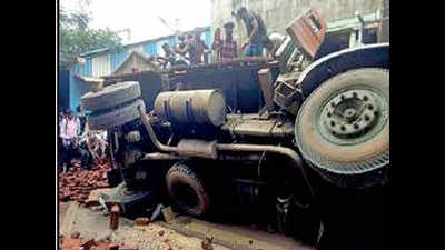2 hurt as brick truck overturns, Vidyavihar station road blocked