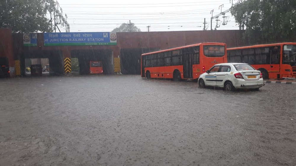 Heavy rains pound Delhi-NCR, hit traffic