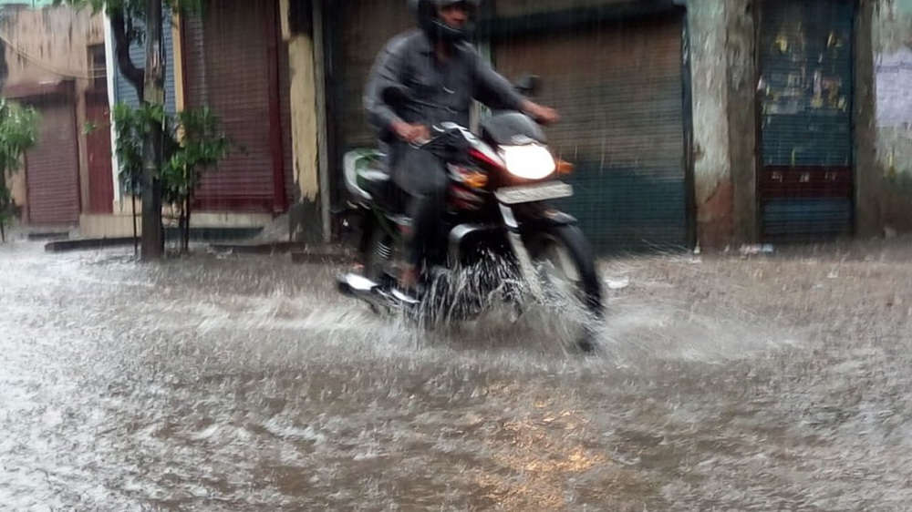 Heavy rains pound Delhi-NCR, hit traffic