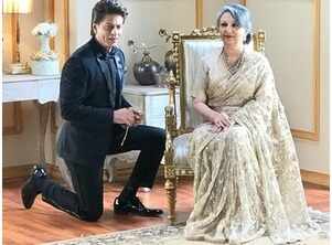 SRK kneels down in front of this actress SRK kneels down in front of this actress