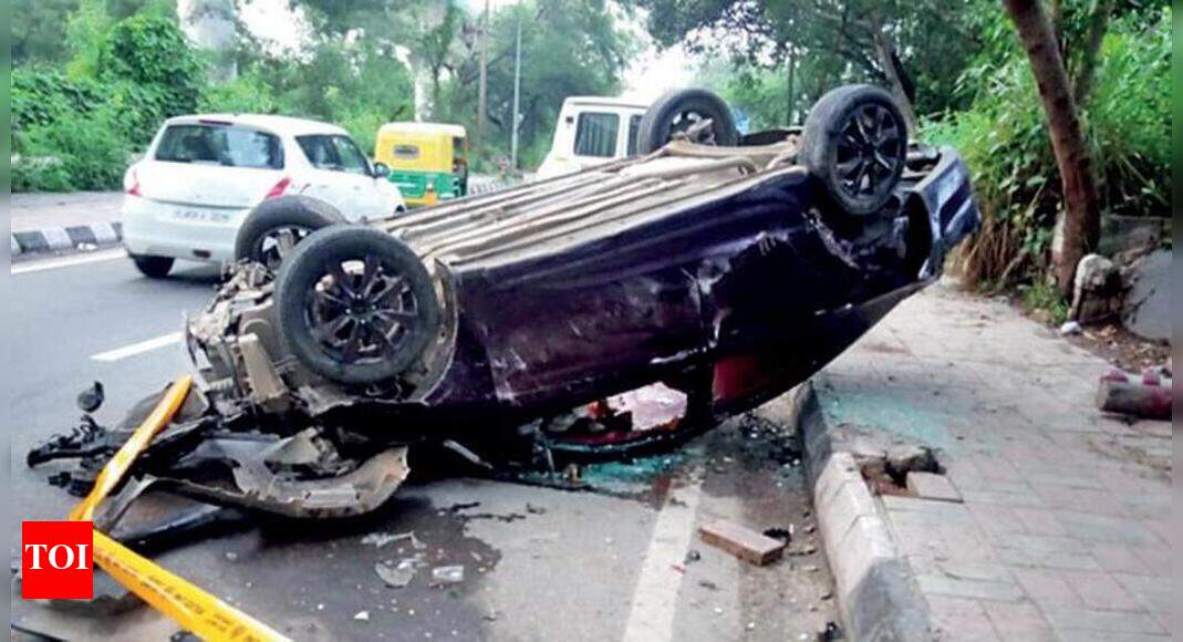 1 dead, 2 badly hurt after car hits metro pillar | Delhi News - Times ...