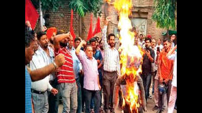 Powermen union protests against administration, burn effigies