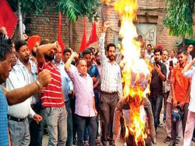 Powermen union protests against administration, burn effigies