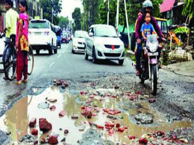 Rains leave behind potholes on Doon roads, residents hassled | Dehradun ...