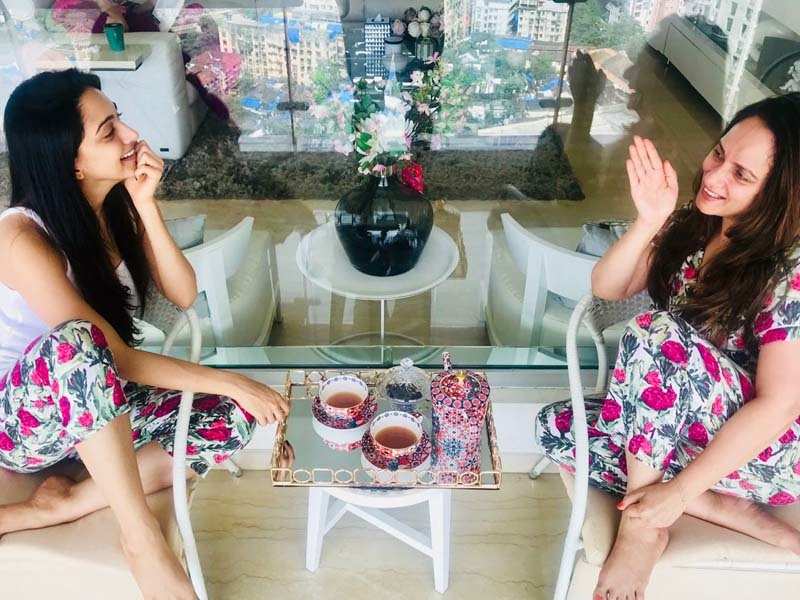 Photo Kiara Advani Twining With Her Mother Hindi Movie News Times 0559