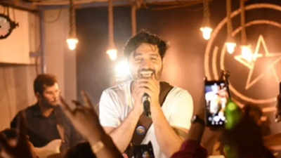 Jaipurites say, ‘Yeh dil maange more’ as singer Gajendra Verma performs in the city