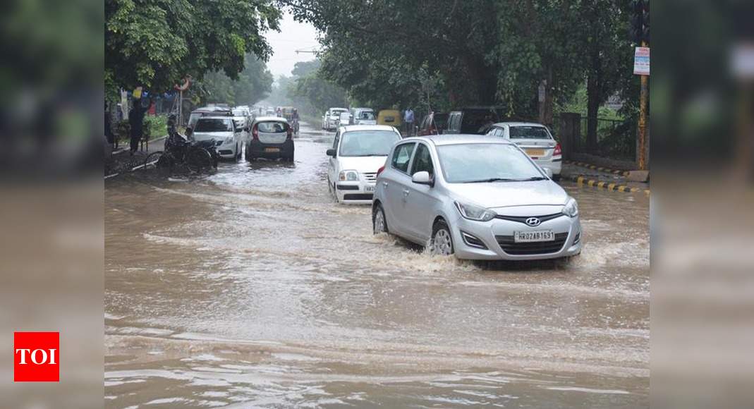 Rain floods roads but mercury in pleasant zone | Gurgaon News - Times ...