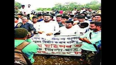Aasu stages protest against state of NH-37