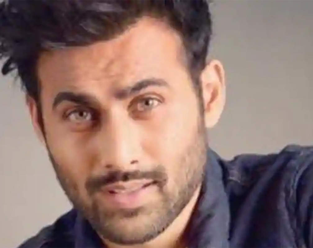 
Freddy Daruwala performs with a live band
