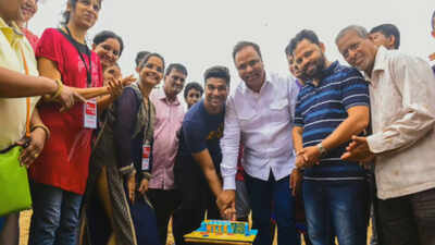 Mumbaikars enjoy beach activities at Dadar beach