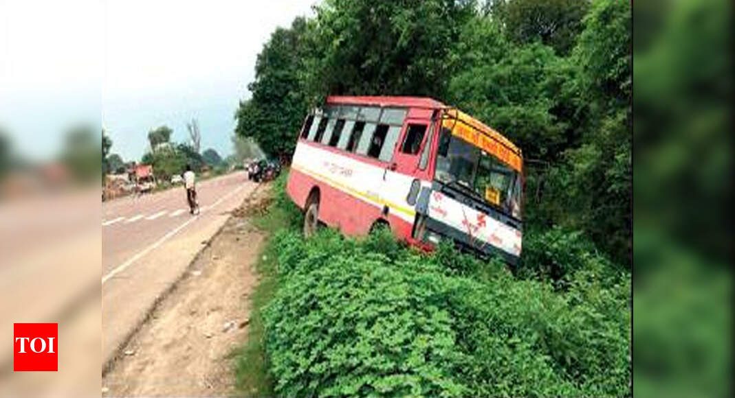 Bus Falls Into Trench: Lucknow: Narrow escape for 40 passengers as bus ...