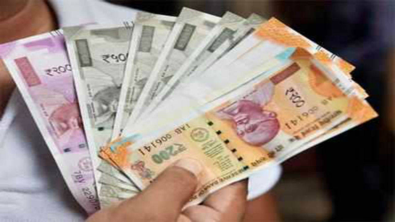 7th consecutive decline: rupee ends losing more than 50 paisa