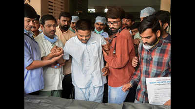 Hardik Patel gets discharged from hospital, continues his indefinite fast
